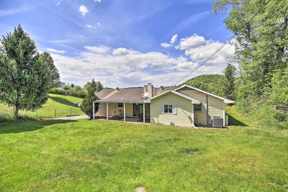 Bluefield Retreat with Pool Table Near Parks — hotel in Bluefield
