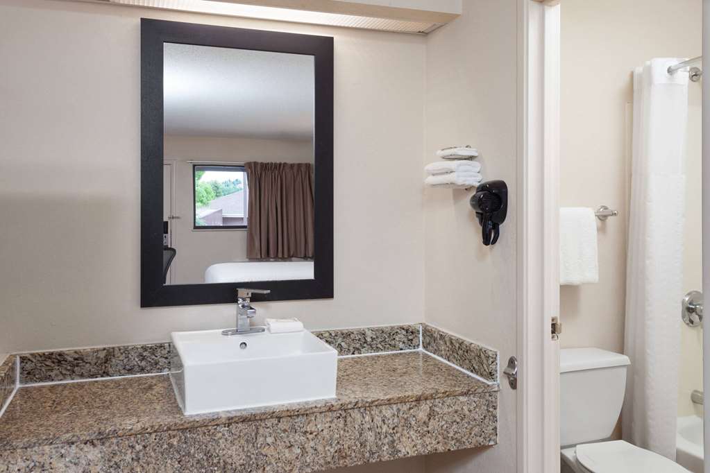 Travelodge by Wyndham Peoria - photo 32
