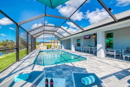 Villa Apollo 3 5 Beds 2 5 Baths 8 Guests Waterview & Pool Spa Incl. 10 Off Boat Rental — 4-Star Luxury Hotel in Cape Coral, United States
