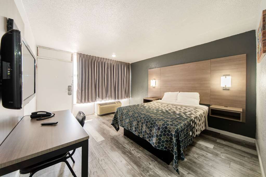 Econo Lodge And Suites Bricktown - photo 32