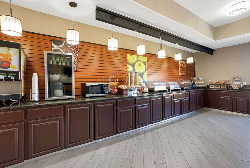 La Quinta Inn & Suites by Wyndham Houston Bush Intl Airpt E - photo 37