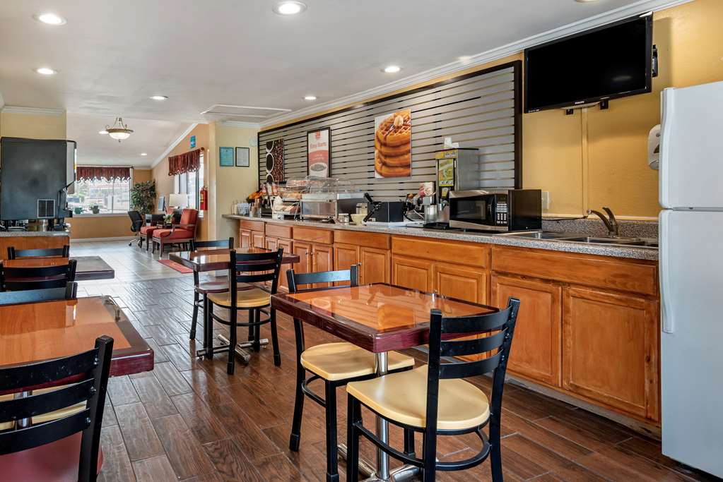 Econo Lodge Oxford near Choccolocco Park - photo 30