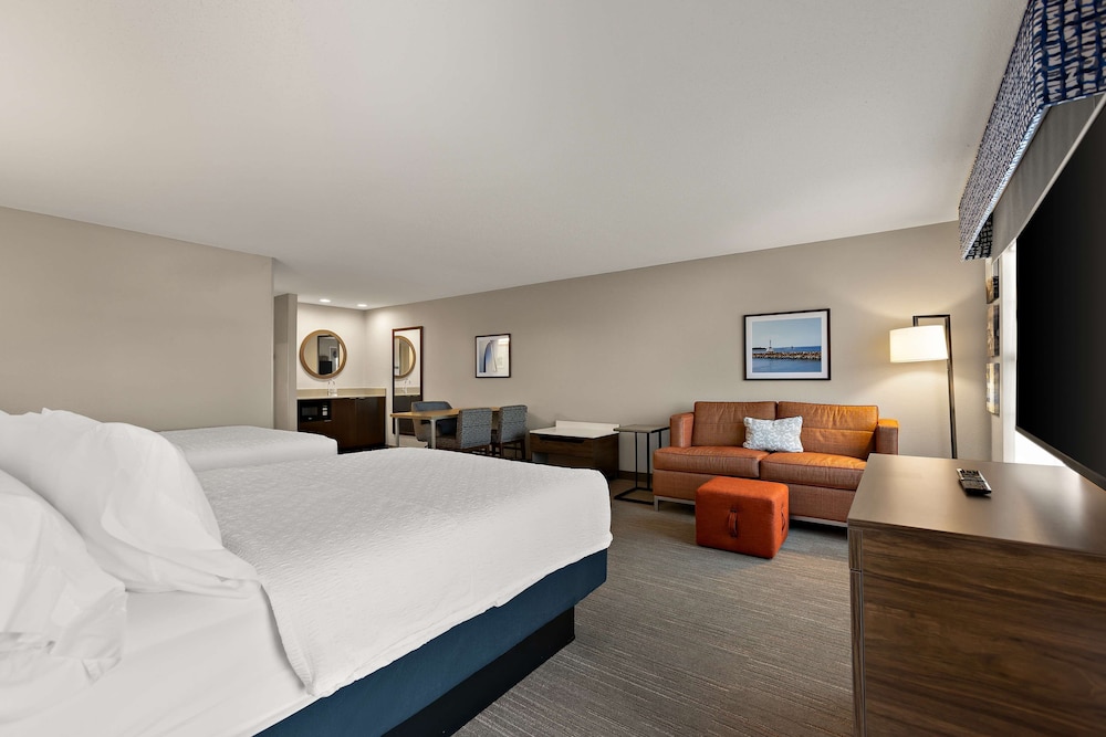Hampton Inn & Suites by Hilton Petoskey - photo 39
