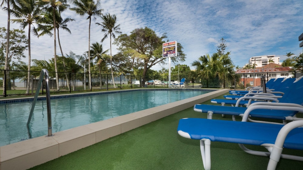 Coral Towers - carbon neutral hotel in Cairns North