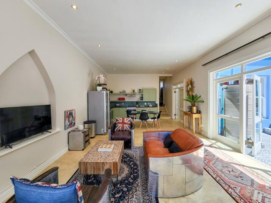 Trendy home in heart of City Heritage Mtn Views