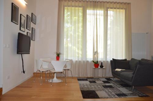 Bright And Silent Apartment Near Two Towers