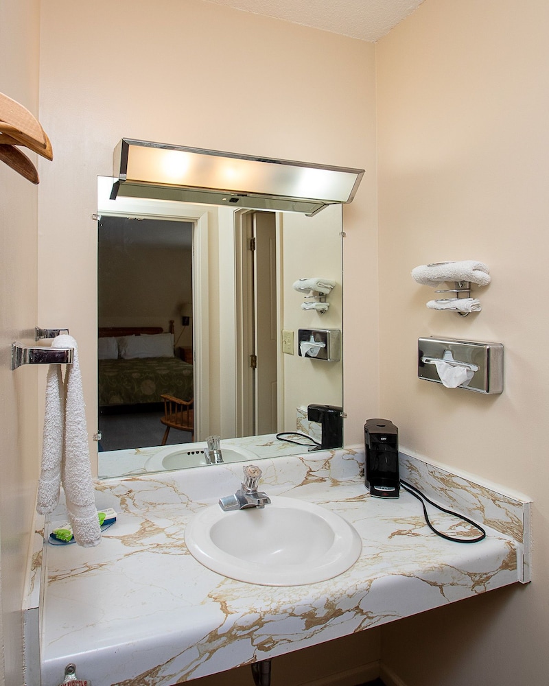 Country Squire Inn & Suites - photo 9