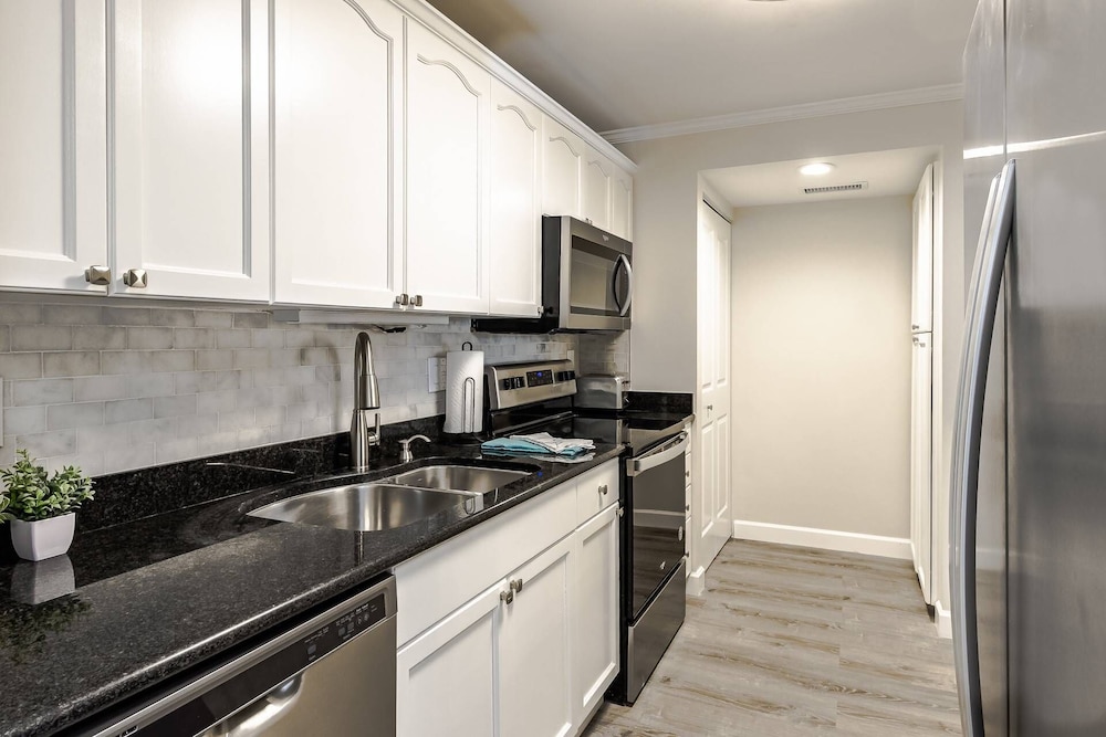 Harbor Towers 4th Fl Pool & Bay Views End Unit - photo 9
