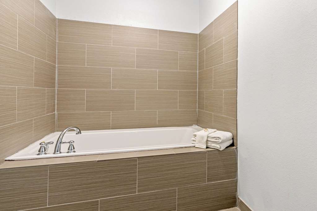 La Quinta Inn & Suites by Wyndham Guthrie - photo 15