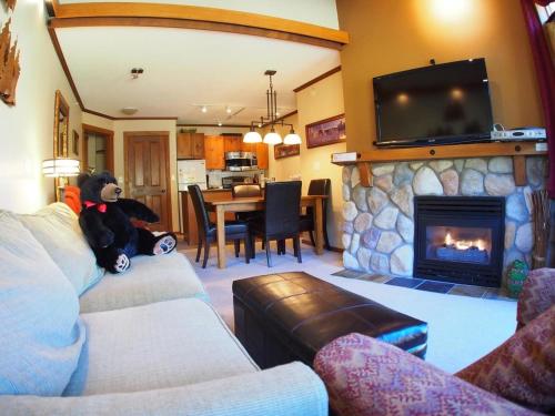 Fireside Lodge #419 By Bear Country — 4-Star Luxury Hotel in Chase, Canada