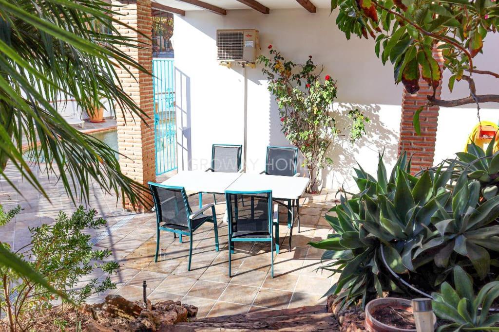 Amapola House Exclusive Private Pool Bbq & Pet Friendly Torreblanca Fuengirola by Groway Home — 4-Star Luxury Hotel in Fuengirola, Spain