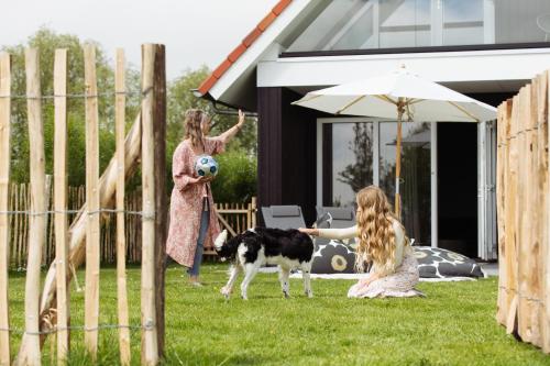Vakantiehuis aan het water met omheinde tuin — 4-Star Luxury Hotel in Dokkum, Netherlands