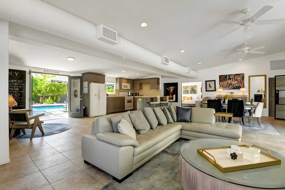 Modern Oasis w Pool Patio Lounge Mountain Views Palo Verde by AvantStay - photo 4
