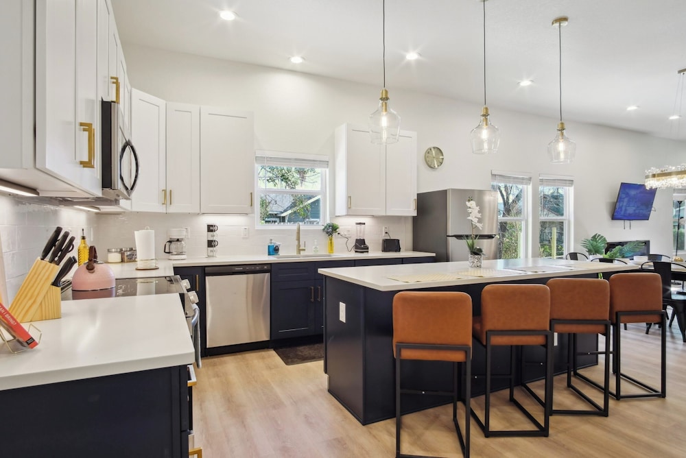 Blissful 5BR3BA Haven Near Riverwalk Downtown in San Antonio, United States