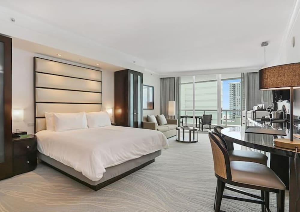 FontaineBleau Resort Ocean plus Bay View w Balcony - photo 3