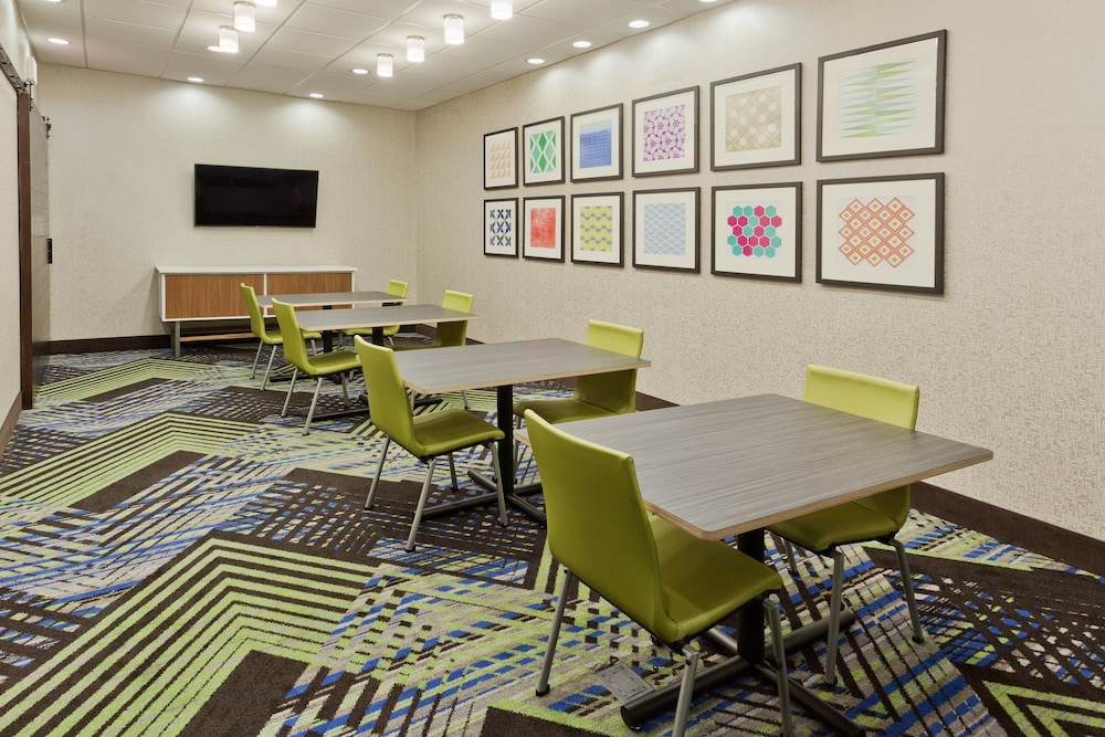 Holiday Inn Express & Suites Fayetteville by IHG - photo 32