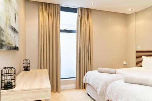 Panoramic Ocean View Beachfront Top floor 2 bed Big Bay 212 Eden on the Bay