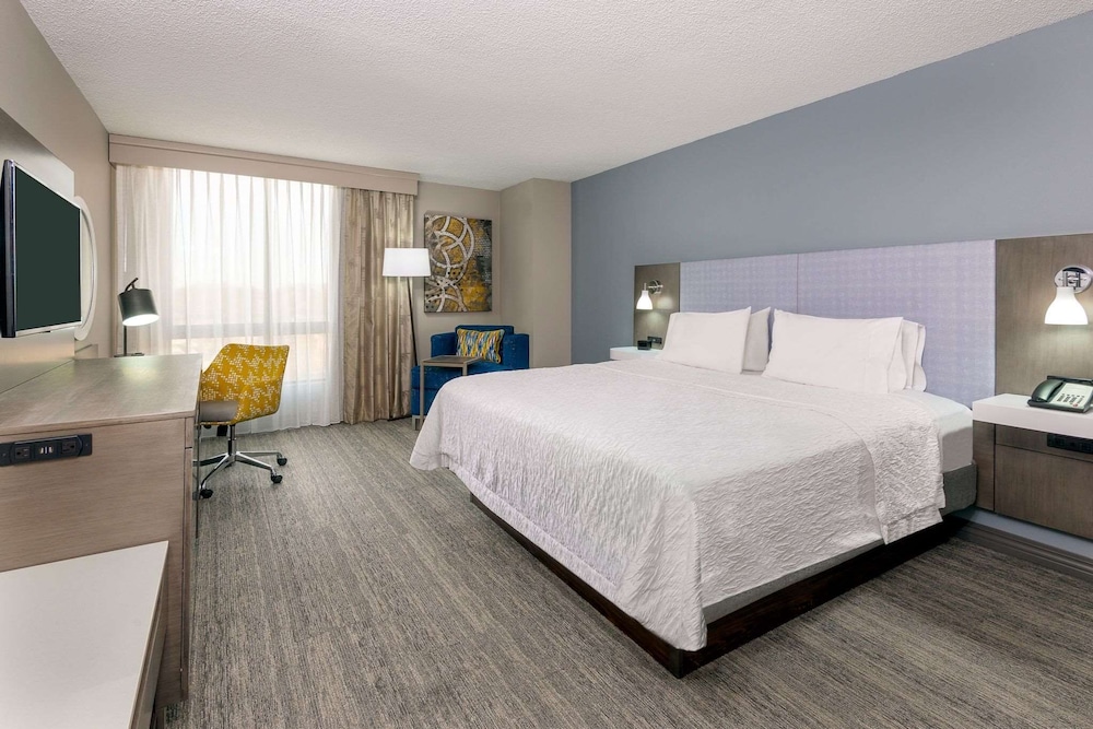 Hampton Inn & Suites Kansas City Country Club Plaza - photo 11