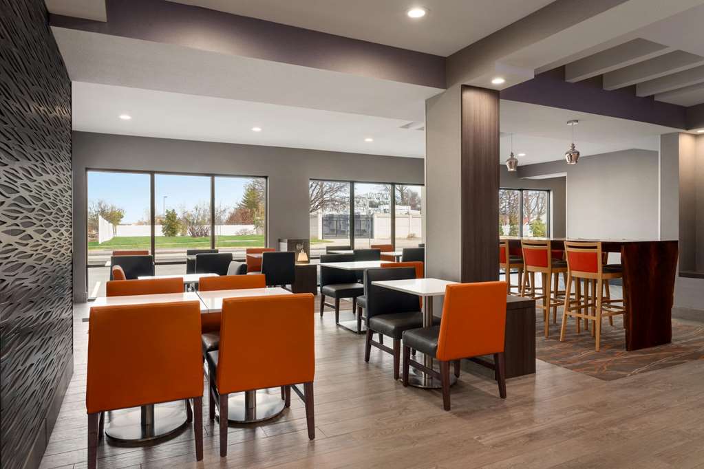 La Quinta Inn & Suites by Wyndham St Louis Route 66 - photo 32