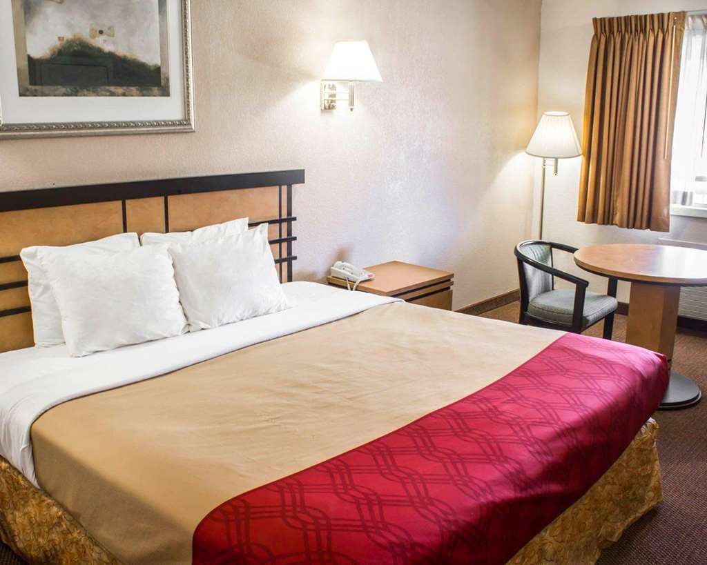 Econo Lodge Inn & Suites Colonie Center Mall - photo 17