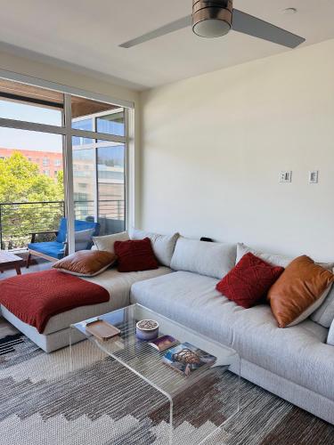 Glam By The Hollywood Sign 2 Bed Apt With Free Ev Parking Pool Gym — 4-Star Luxury Hotel in Los Angeles, United States
