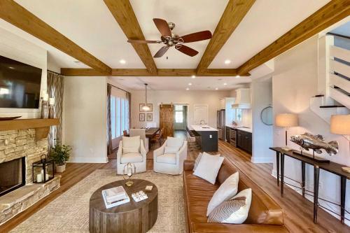 Luxe Lakefront Getaway With Porch And Water View — Dadeville
