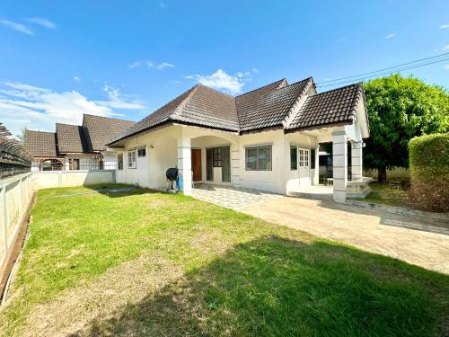 Cozy 3 BR house & green lawn near Airport & Old town — 4-Star Luxury Hotel in Chiang Mai, Thailand