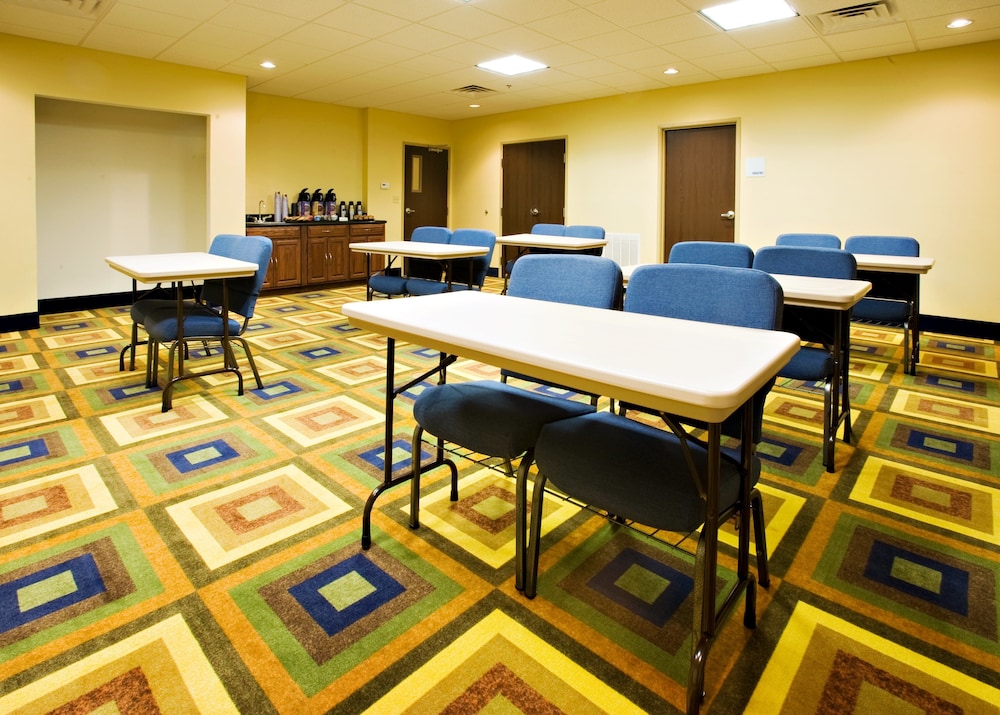 Holiday Inn Express & Suites Childress by IHG - photo 26