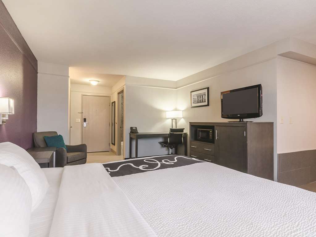 La Quinta Inn & Suites by Wyndham Kansas City Airport - photo 34