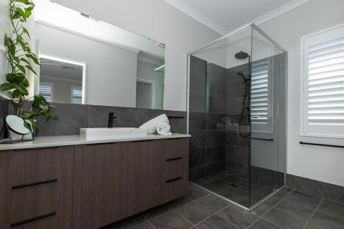 Kawana Retreat modern Dunsborough holiday haven. in Dunsborough, Australia