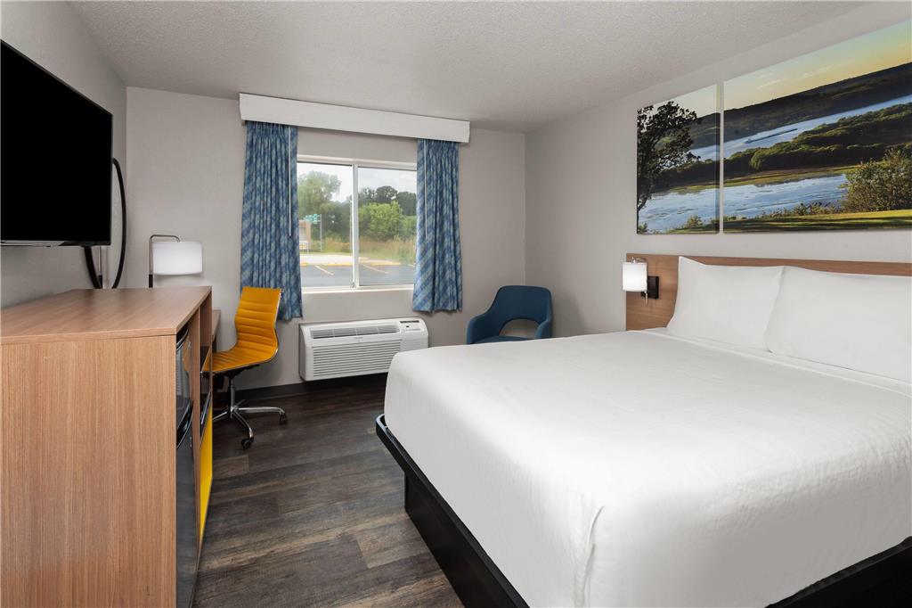 Days Inn & Suites by Wyndham Kaukauna WI - photo 12