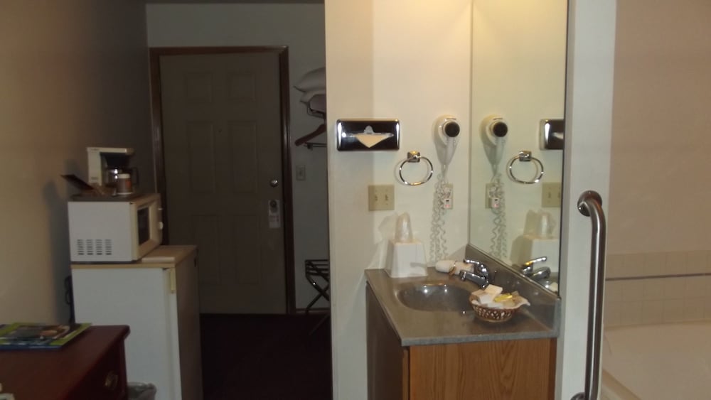 Hillcrest Inn - photo 72