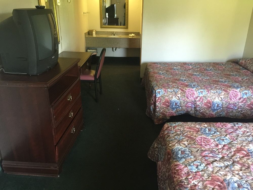 Red Carpet Inn & Suites Muncie - photo 4