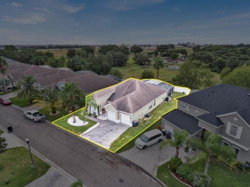Gorgeous Family Home w Pool pool Spa BBQ Game Room — 4-Star Luxury Hotel in Davenport, United States