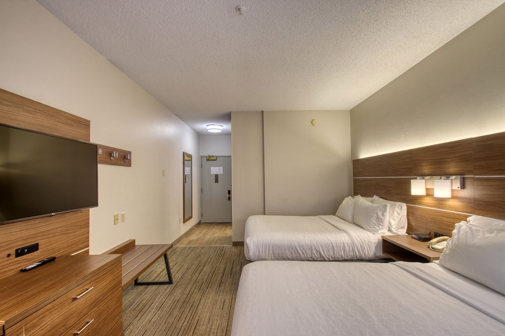 Holiday Inn Express Hotel & Suites Oshkosh by IHG - photo 28