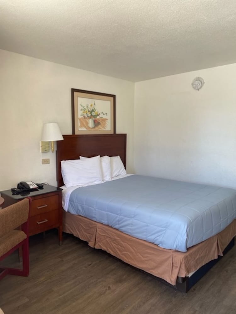 Farmington Inn - photo 22