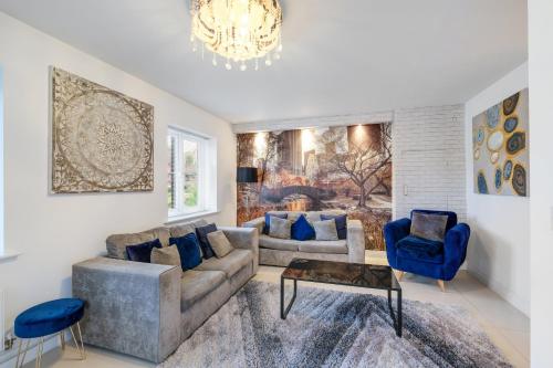 Foxherne 6 Bedroom 3Bath Serviced House 18 with Parking Slough — 4-Star Luxury Hotel in Slough, United Kingdom