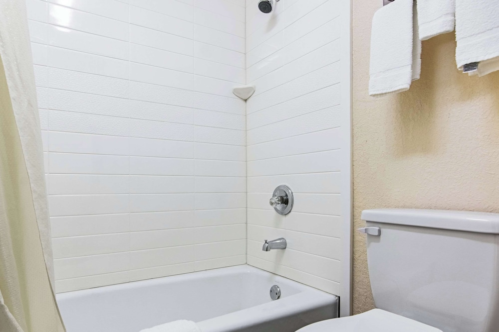Econo Lodge Inn & Suites Matthews Charlotte - photo 17