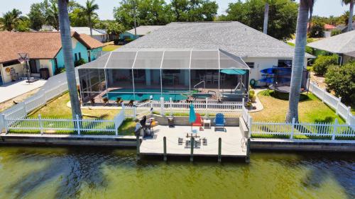 Luxury Waterfront Vacation Home with Dock and free heated Pool — 4-Star Luxury Hotel in Cape Coral, United States