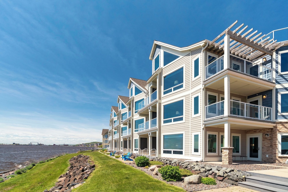 Beacon Pointe on Lake Superior in Duluth, United States
