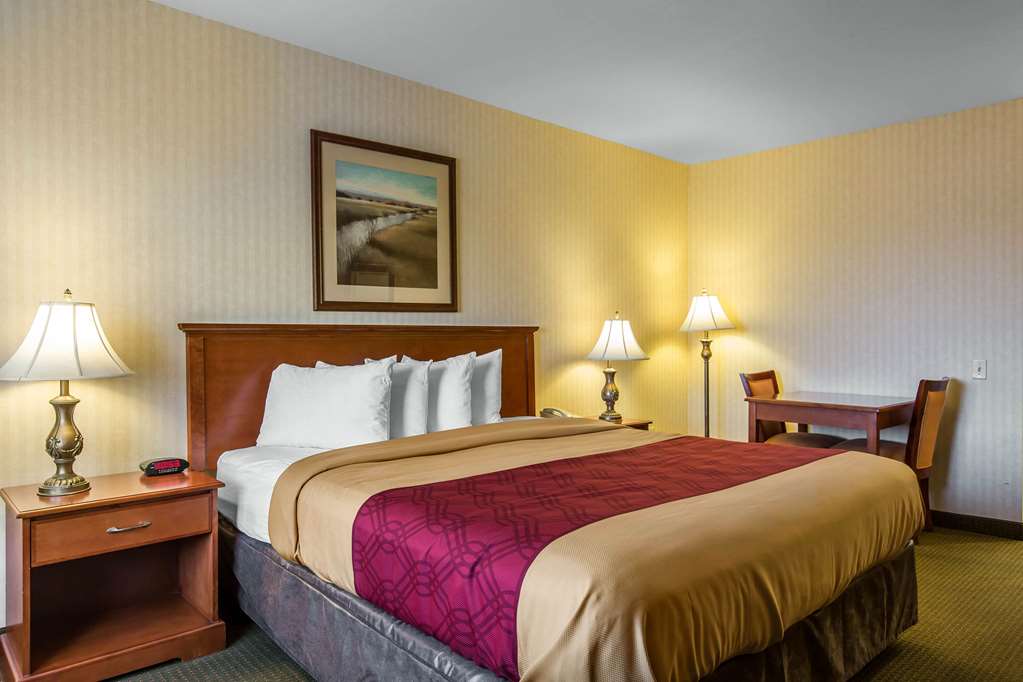 Econo Lodge Inn & Suites Riverside Corona - photo 9