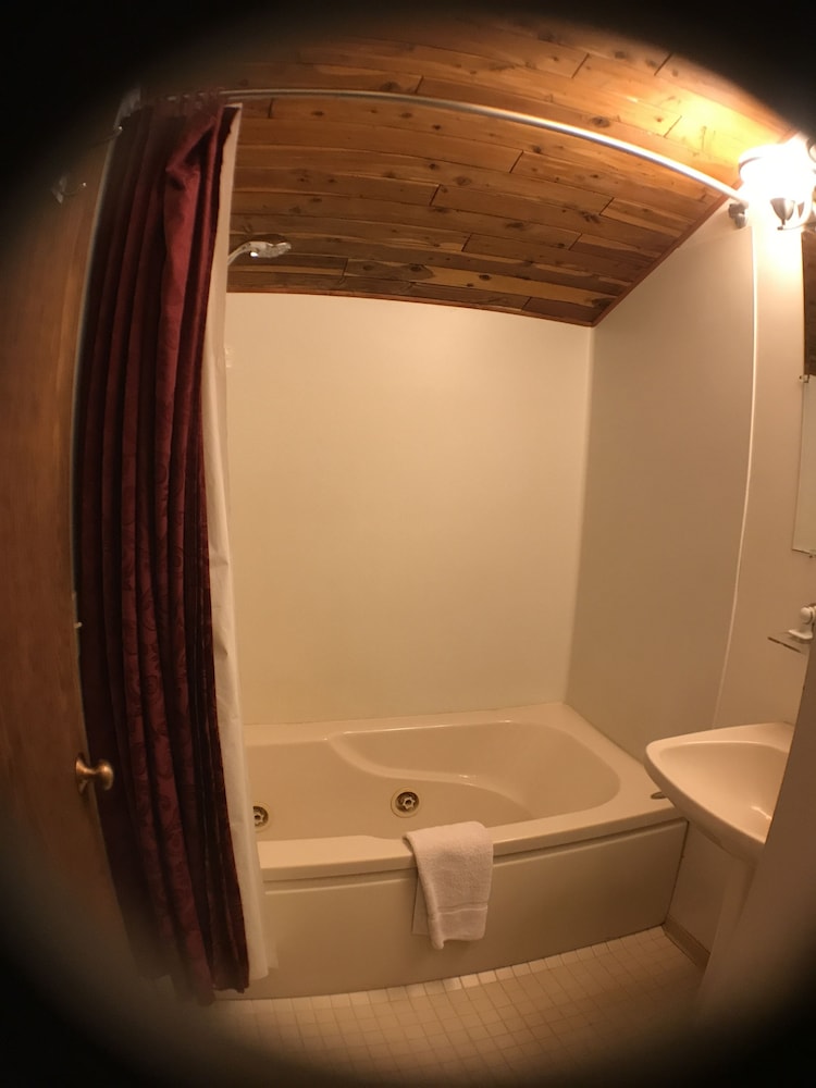 7 Gables Inn & Suites - photo 38