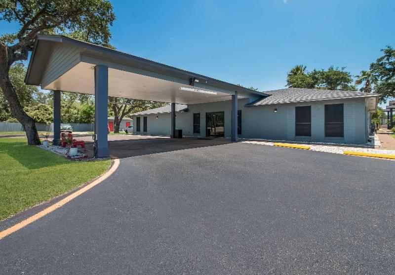 Econo Lodge Inn & Suites Fulton Rockport - photo 11