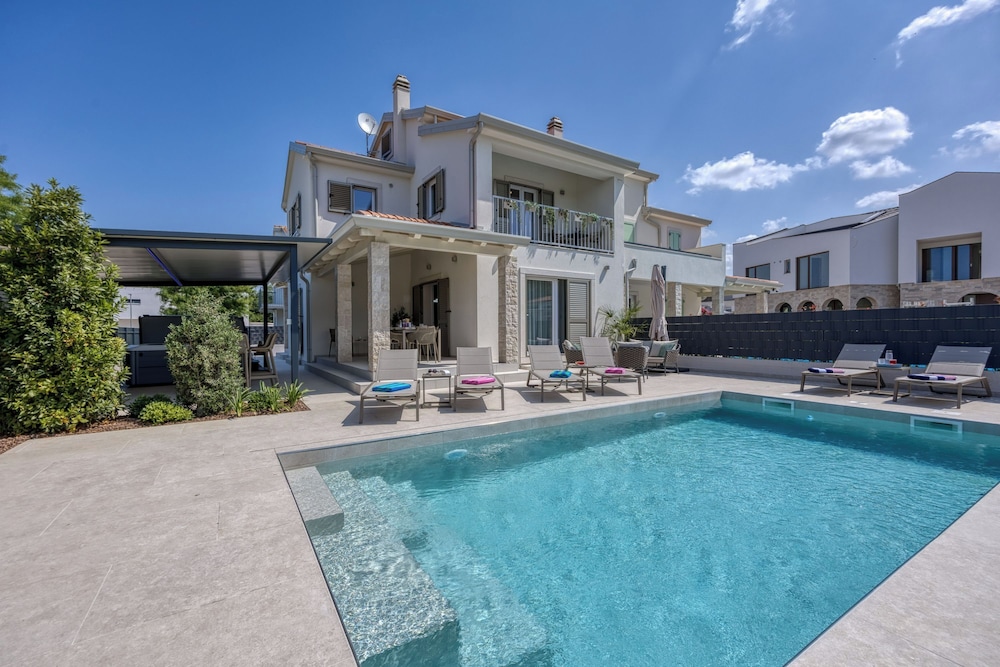 Villa Aria With Heated Pool and Whirlpool — 4-Star Luxury Hotel in Porec, Croatia