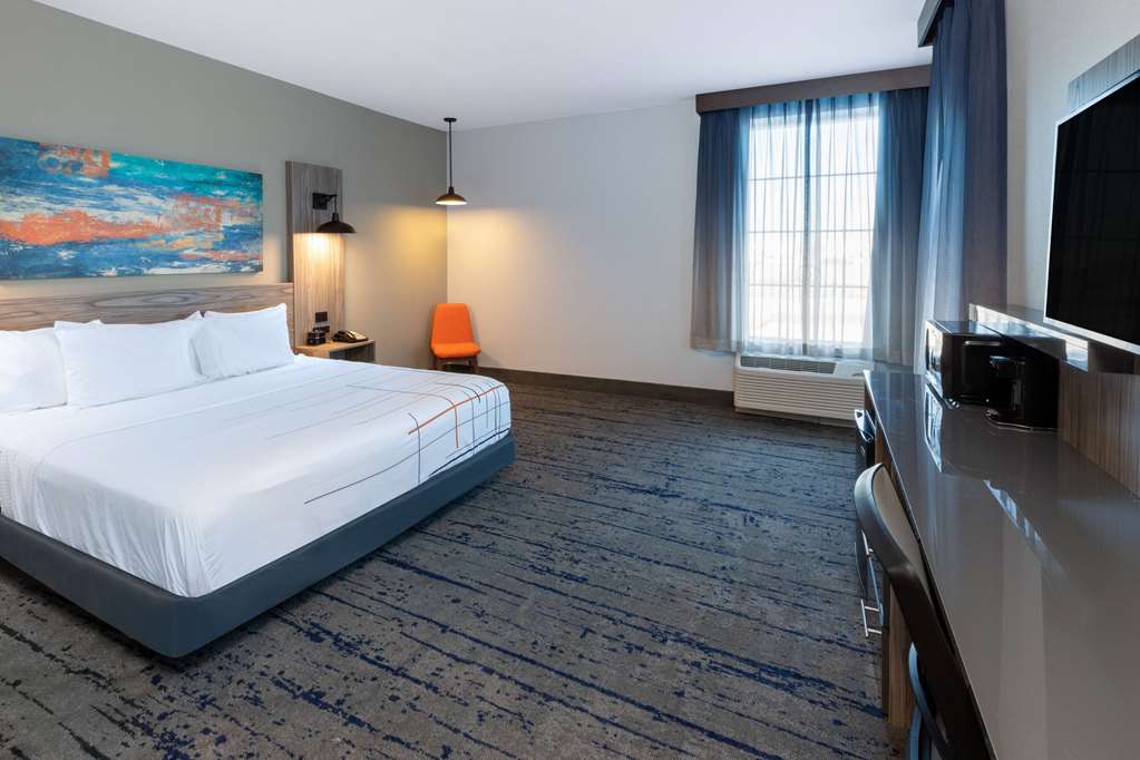 La Quinta Inn & Suites by Wyndham Dallas Frisco Stadium - photo 16