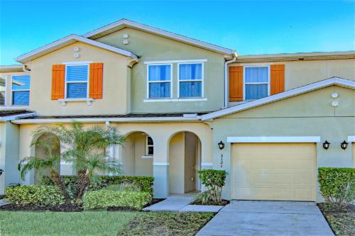 4 Bedroom SunHaven Townhouse with Pool Near Disney — 4-Star Luxury Hotel in Kissimmee, United States
