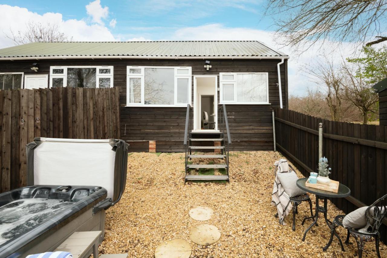 Dreamwood Retreat Woodland Retreat with Private Hot Tub — 4-Star Luxury Hotel in Blandford Forum, United Kingdom