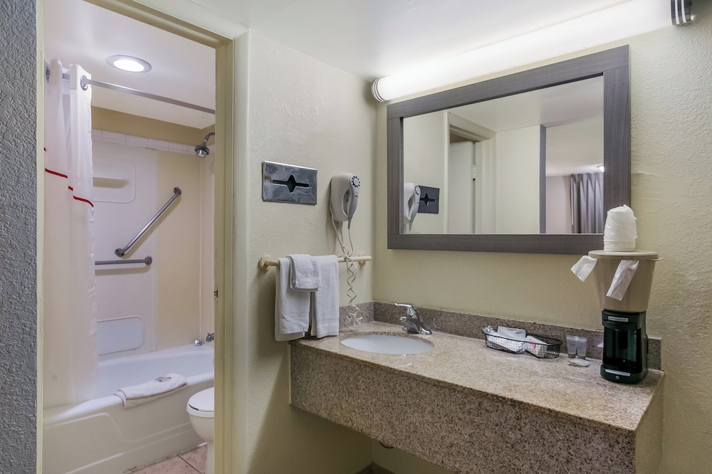 Red Roof Inn Baltimore - photo 24