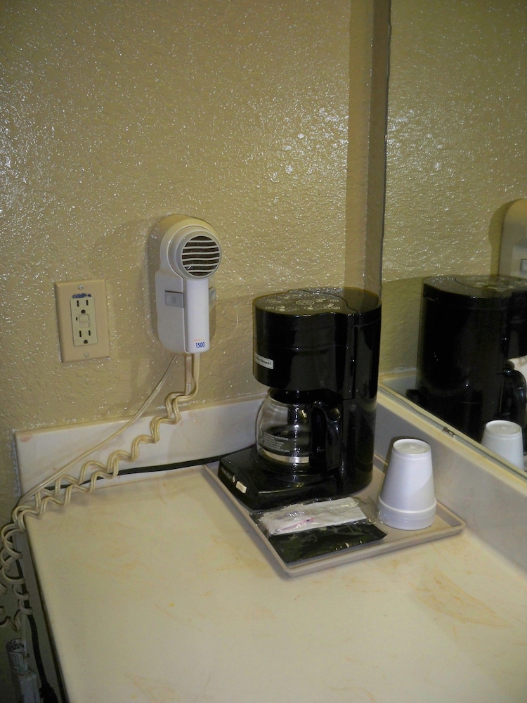Scottish Inn & Suites - photo 43
