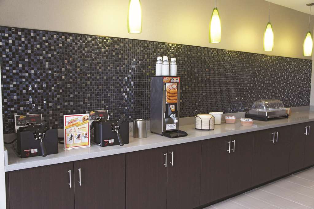 La Quinta Inn & Suites by Wyndham McAllen Convention Center - photo 31
